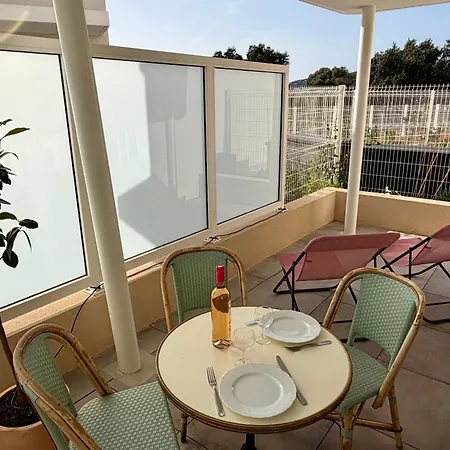 아파트 New With Terrace And Private Parking And Pool 르 라방두